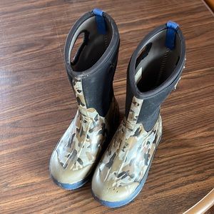 Youth boys size 4 Bog camo/black winter boots
